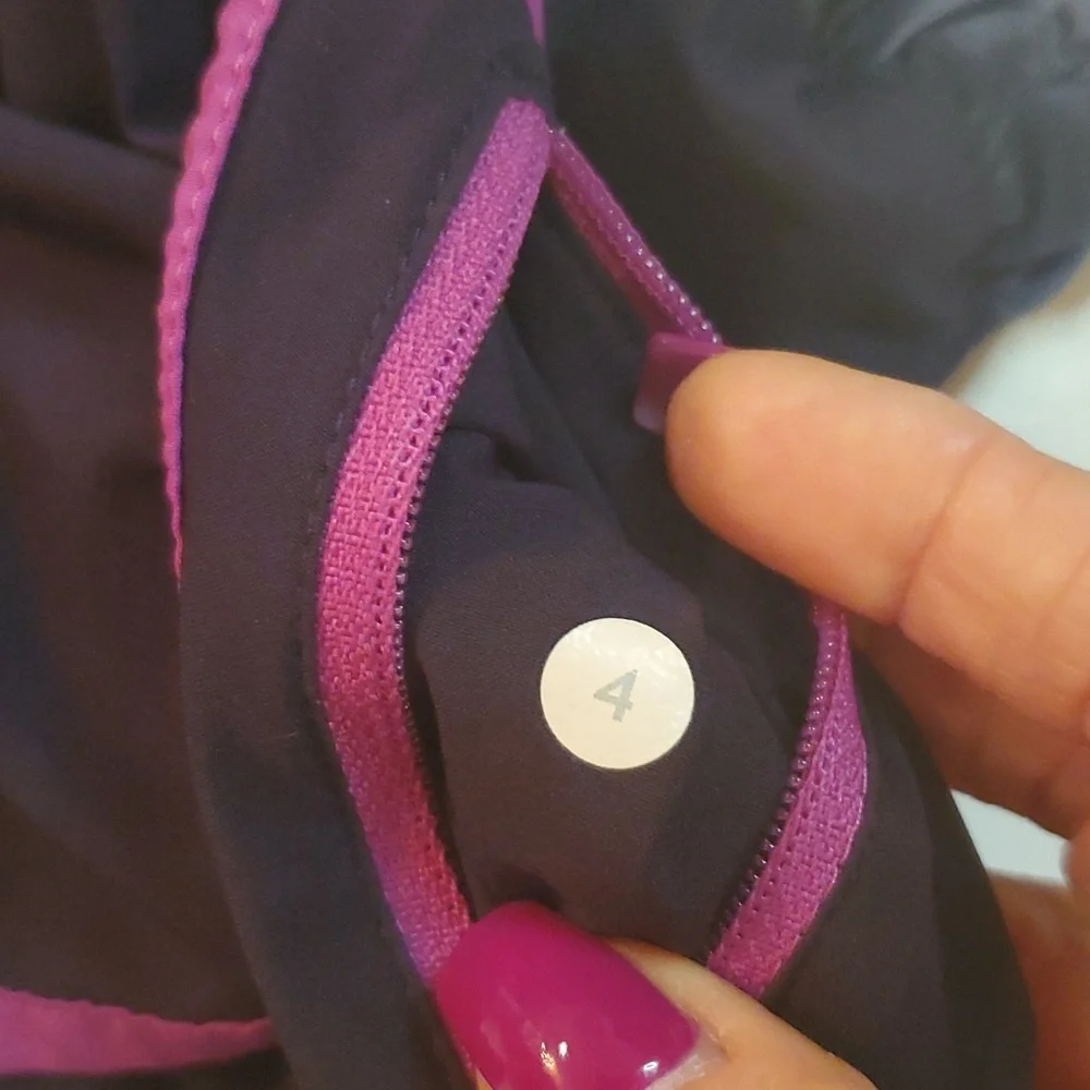 #1251 Lululemon Shorts size 4 b1016.